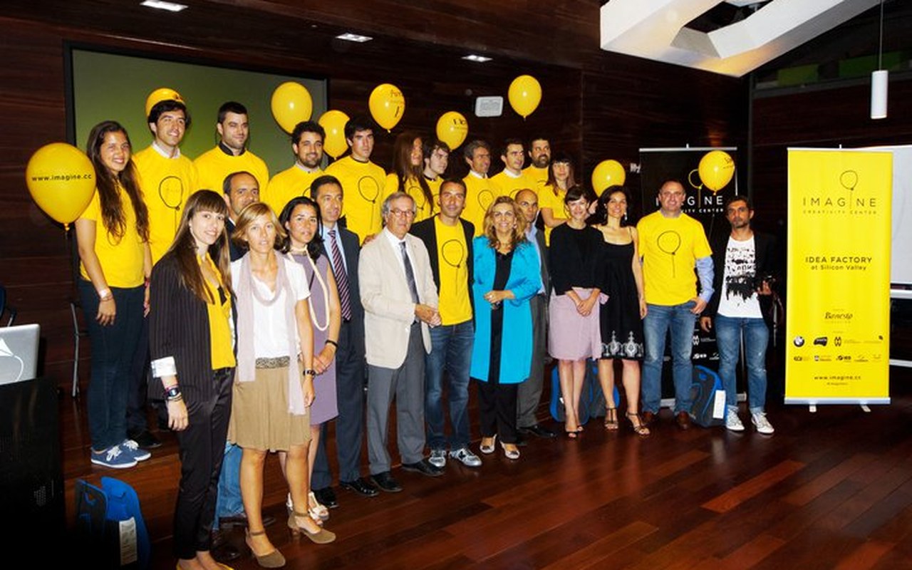 Equipo del Imagine Creativity Center en un evento de la fundación